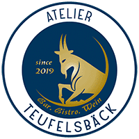 Atelier Teufelsbäck : Die Bar und Weinstube Atelier Teufelsbäck begeistert mit gemütlichem Biergarten sowie erlesenen Weinen und hausgemachten Köstlichkeiten.